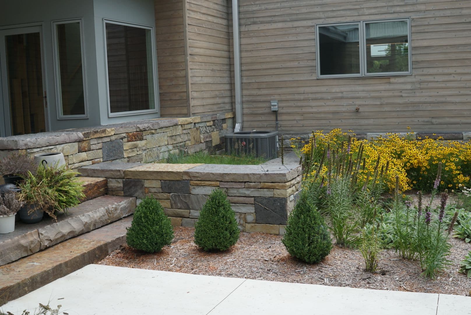 Natural Sandstone Landscape Walls and Stepping Stones in Bentonville