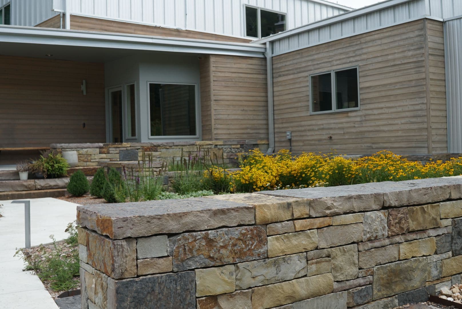 Natural Sandstone Landscape Walls and Stepping Stones in Bentonville