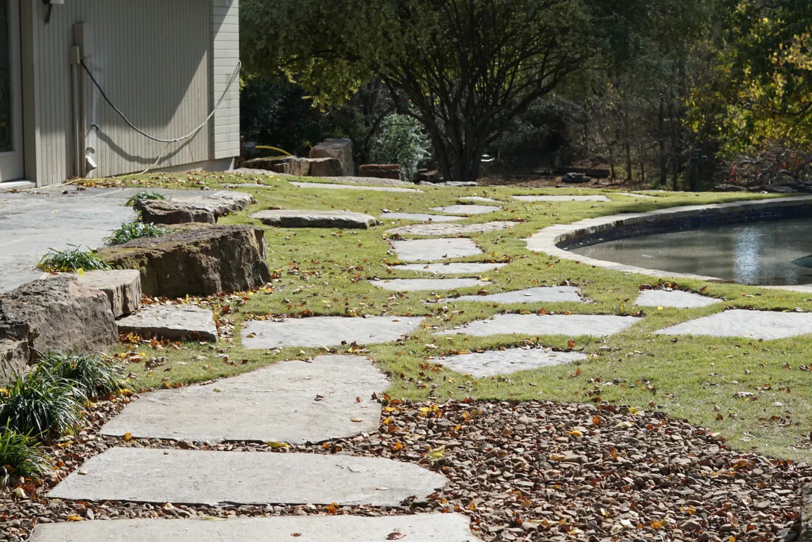 Gallery photos for Natural Stone Stepping Pads and Patio That Actually Fit the Yard: Image #2